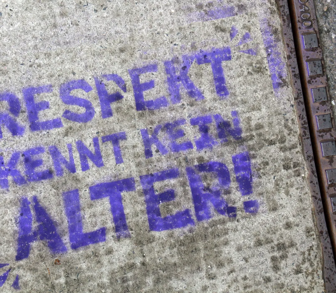 Violettes Graffito auf Beton: Respekt kennt kein Alter
