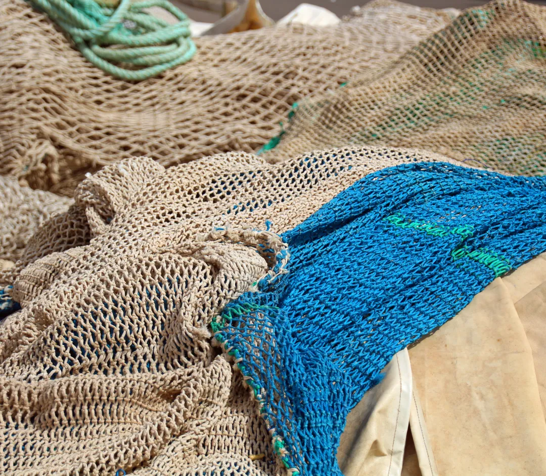 Fischernetze, eines in blauer Farbe