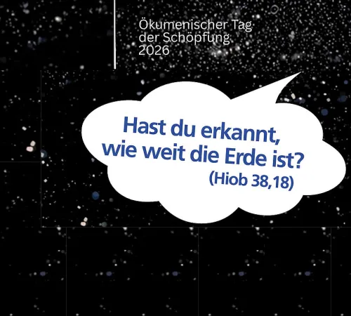 Comicfigur betrachtet Erdkugel vor Sternenhimmel, Sprechblase mit Bibelzitat