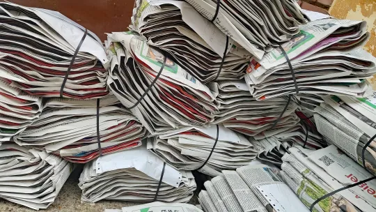 Mit Plastikbändern zusammengeschnürte Zeitungen, bestimmt für die Zustellung