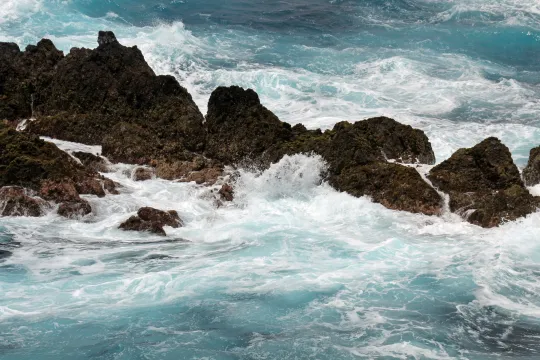 Felsen an der Küste, die von Meerwasser umtost werden
