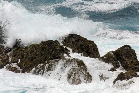 Felsen an der Küste, die von Meerwasser umtost werden