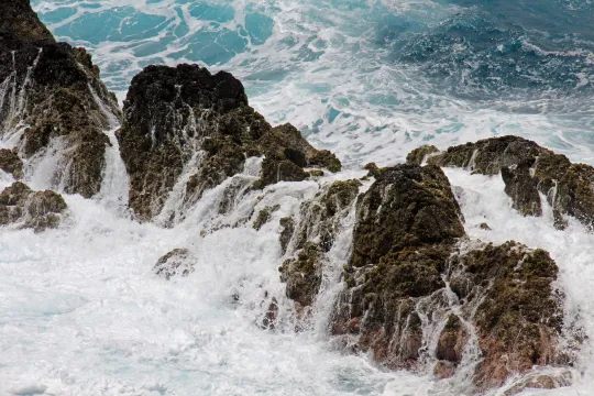 Felsen an der Küste, die von Meerwasser umtost werden