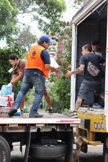 Mitarbeiter von Caritas International beladen einen Lkw mit Hilfsgütern