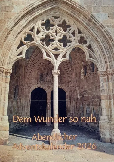 Cover mit Spitzbogenportal mit filigranem Maßwerk in warmem Licht