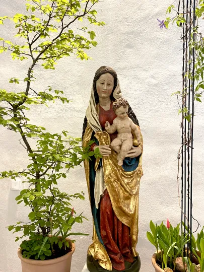 Figur der Gottesmutter Maria mit Jesuskind