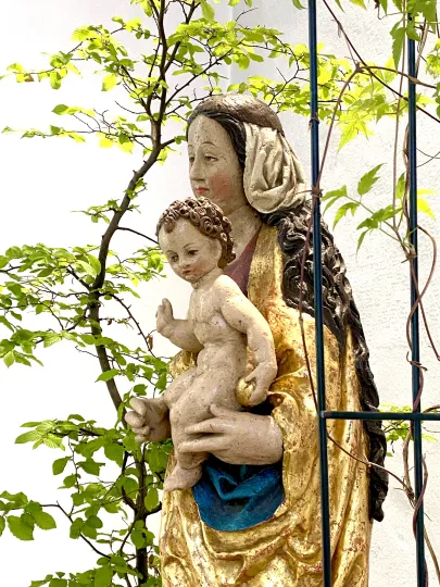Figur der Gottesmutter Maria mit Jesuskind