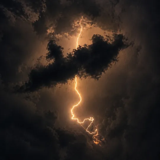 Ein hell leuchtender Blitz durchzuckt einen wolkenschwarzen Himmel