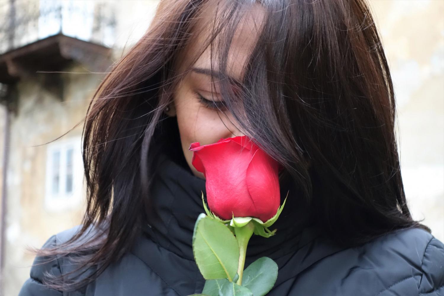 Женская розочка. Девушка с розой. Брюнетка с розами. Девушка с розой фотосессия. Брюнетка с красными розами.