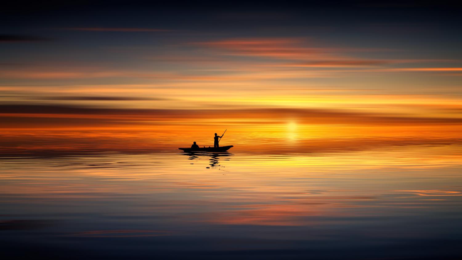 Fischer auf einem Boot bei Sonnenaufgang