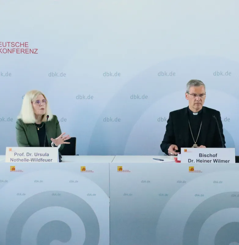 Bischof Dr. Heiner Wilmer, der Vorsitzende der Deutschen Bischofskonferenz, und Ursula Nothelle-Wildfeuer, Professorin für Christliche Gesellschaftslehre und Sozialethik stellen auf einer Pressekonferenz die neue Enzyklika vor
