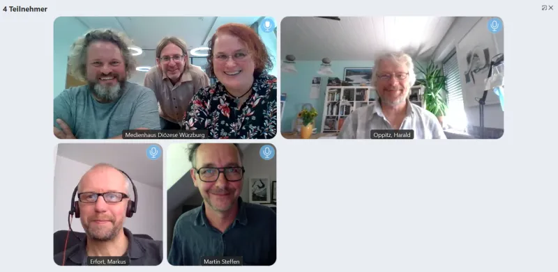 Sechs Personen in einem fröhlichen Videokonferenz-Meeting.